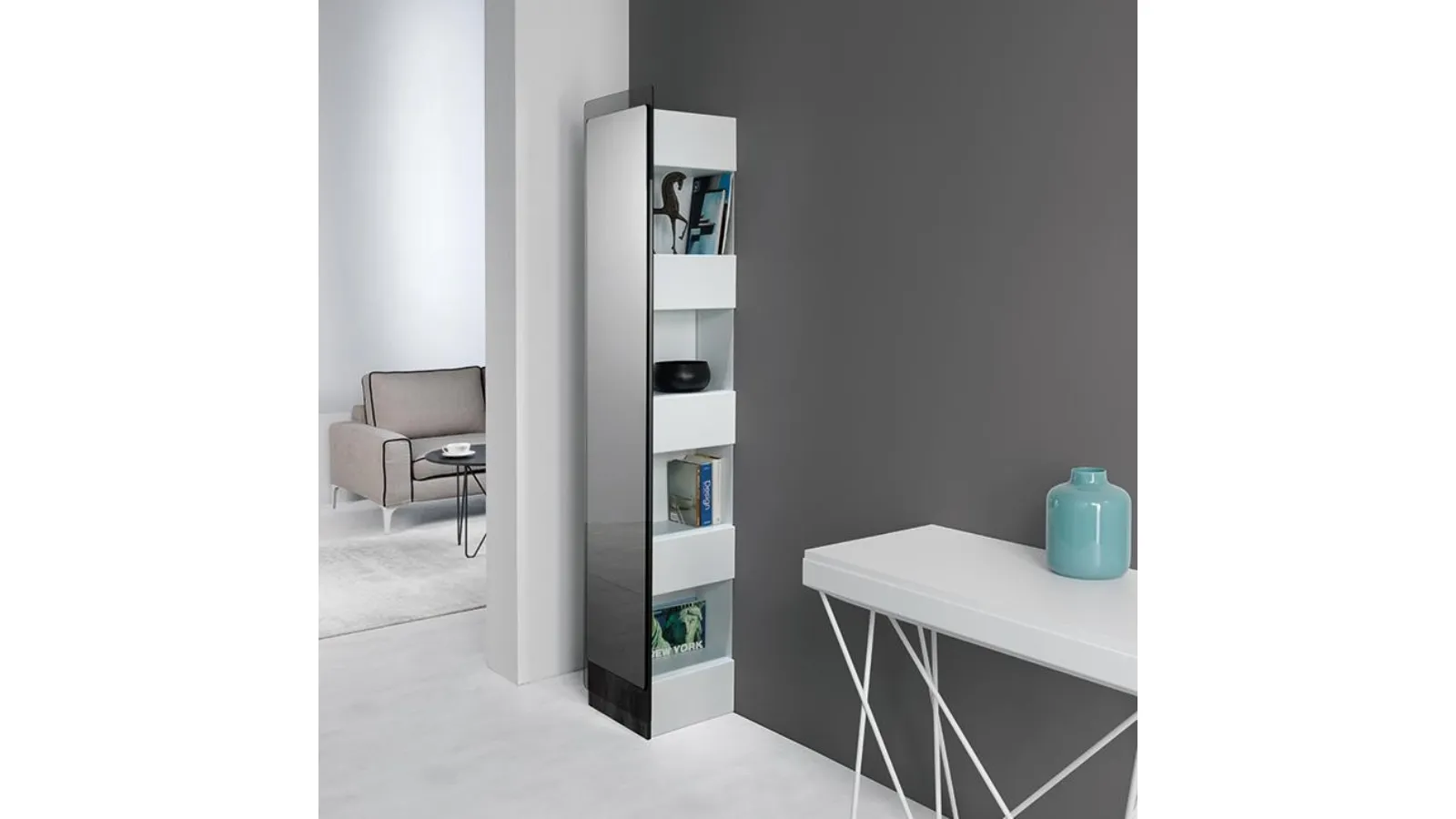Specchiera contenitore da terra con cornice in vetro trasparente Hide di Pezzani