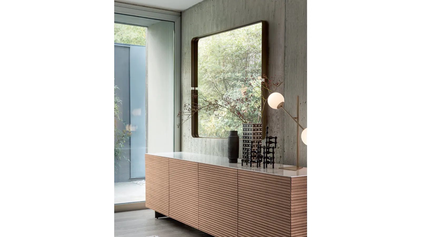 Specchio Omega con cornice in metallo di Riflessi