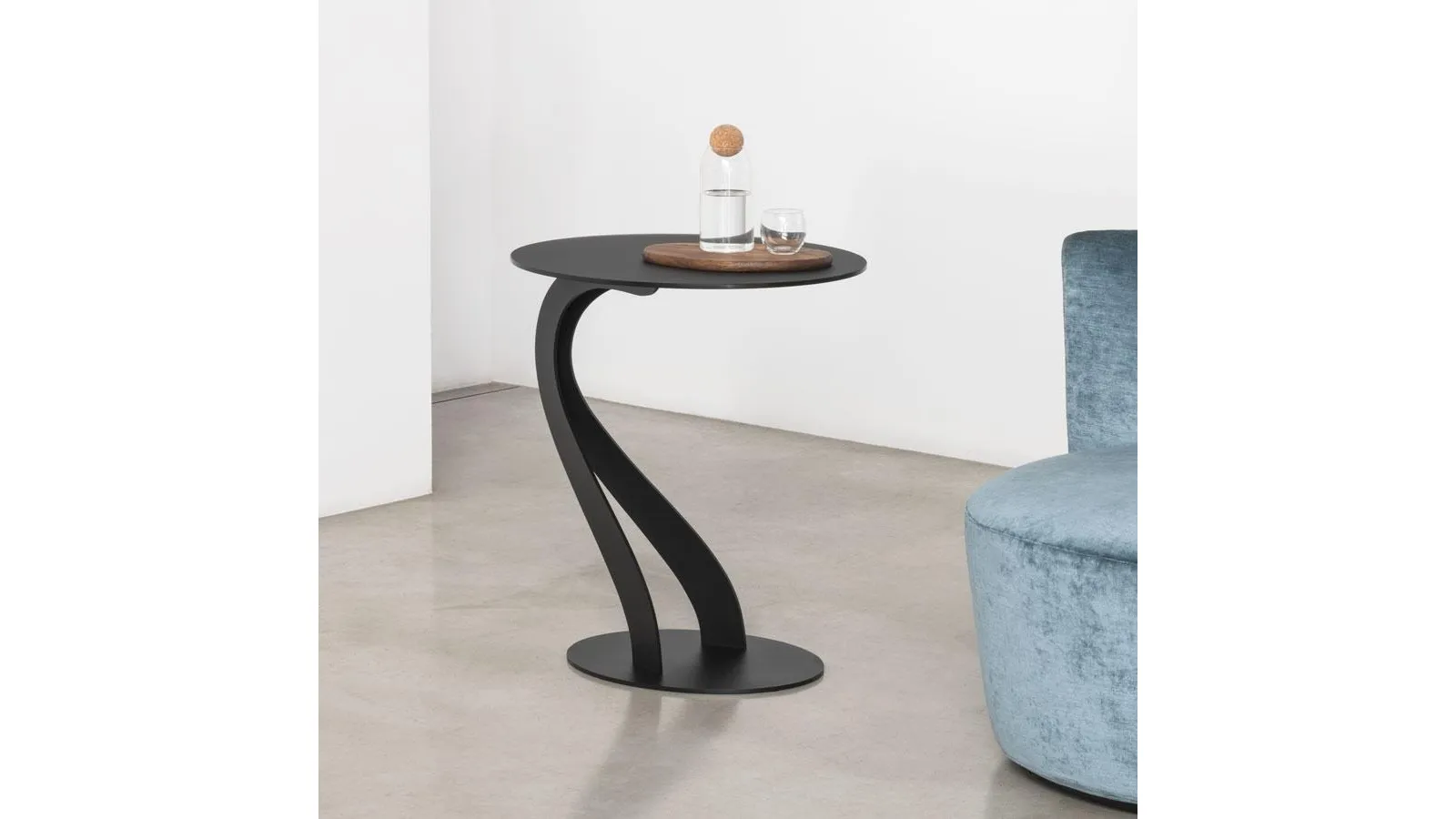 Tavolino di design con struttura in acciaio verniciato e ripiano in vetro temperato con finitura acidata Swan di Pezzani