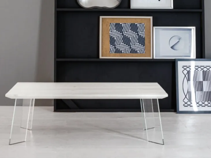 Tavolino Swing con top in Rovere massello e gambe in vetro trasparente di Devina Nais