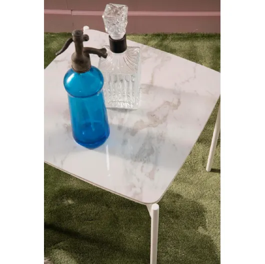 Tavolino Ivy in ceramica con struttura in metallo di Stones