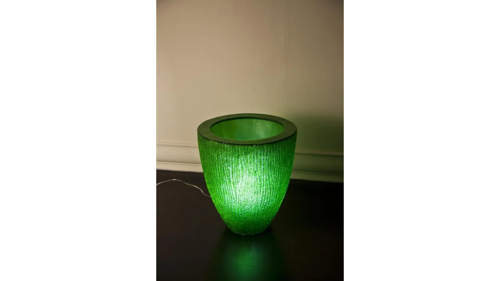 Vaso verde in resina con luce interna di Stones