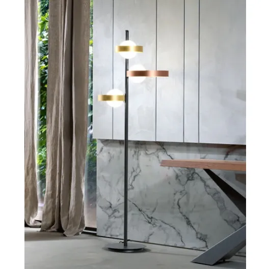 Lampada da terra Bubble PT formata da tre anelli in metallo verniciato e tre bulbi in vetro bianco satinato di Riflessi