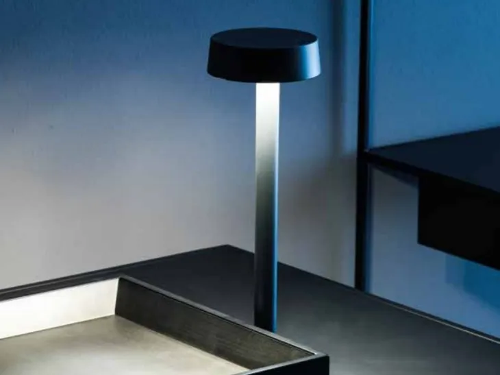 Lampada ricaricabile con luce LED e basamento magnetico Follow me di Adriani e Rossi