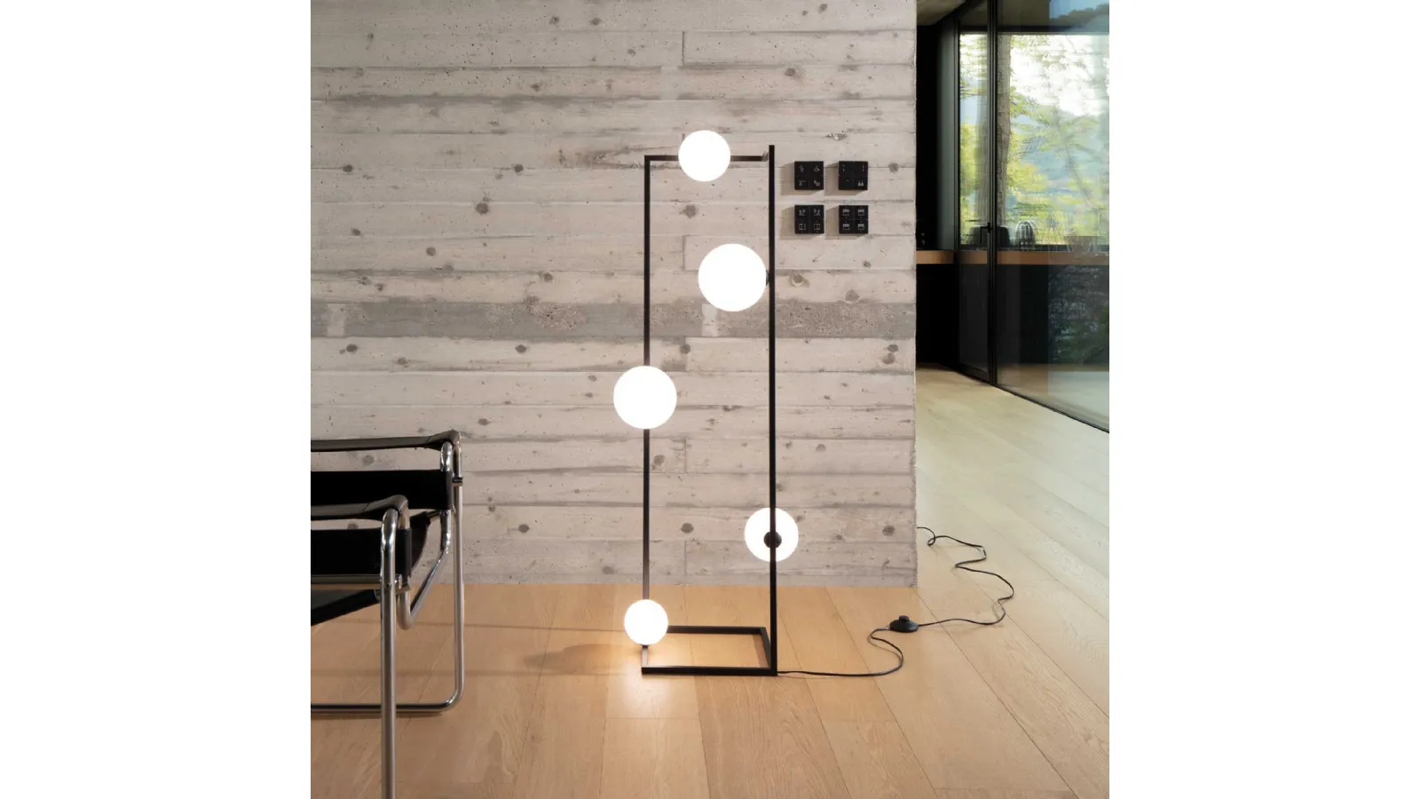 Lampada da terra Angolo in metallo con diffusori in vetro bianco, soffiato e acidato di Ideal Lux