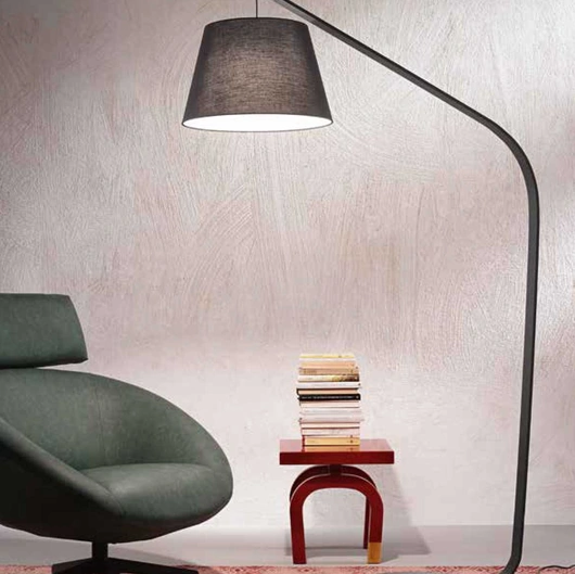 Lampada da terra Liana con struttura in metallo e paralume in PVC rivestito in tessuto di Ondaluce