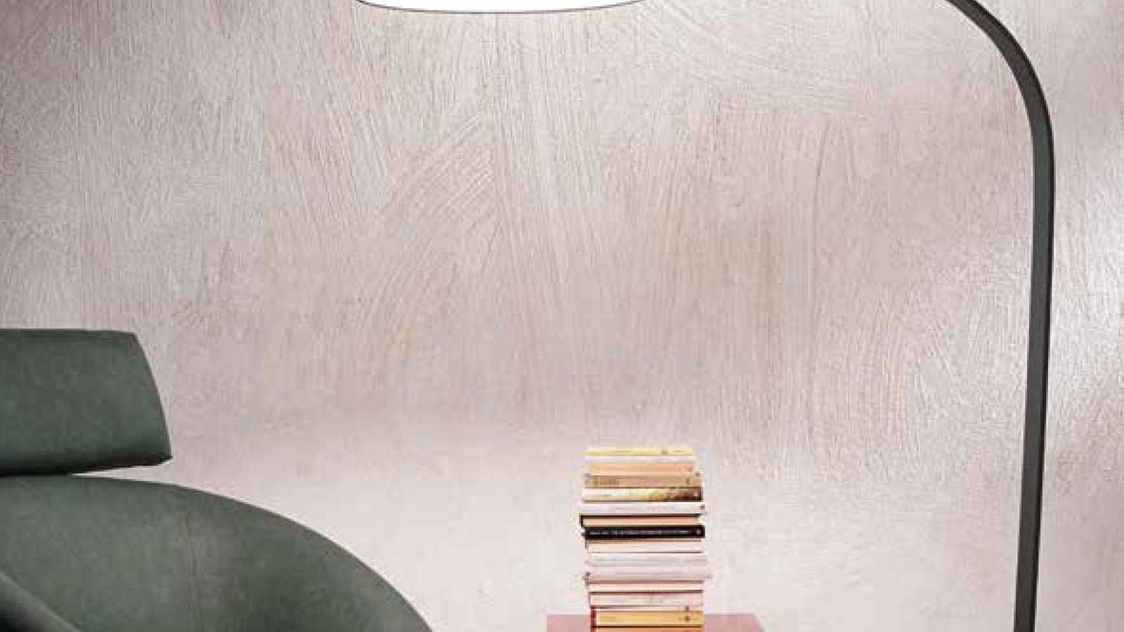 Lampada da terra Liana con struttura in metallo e paralume in PVC rivestito in tessuto di Ondaluce