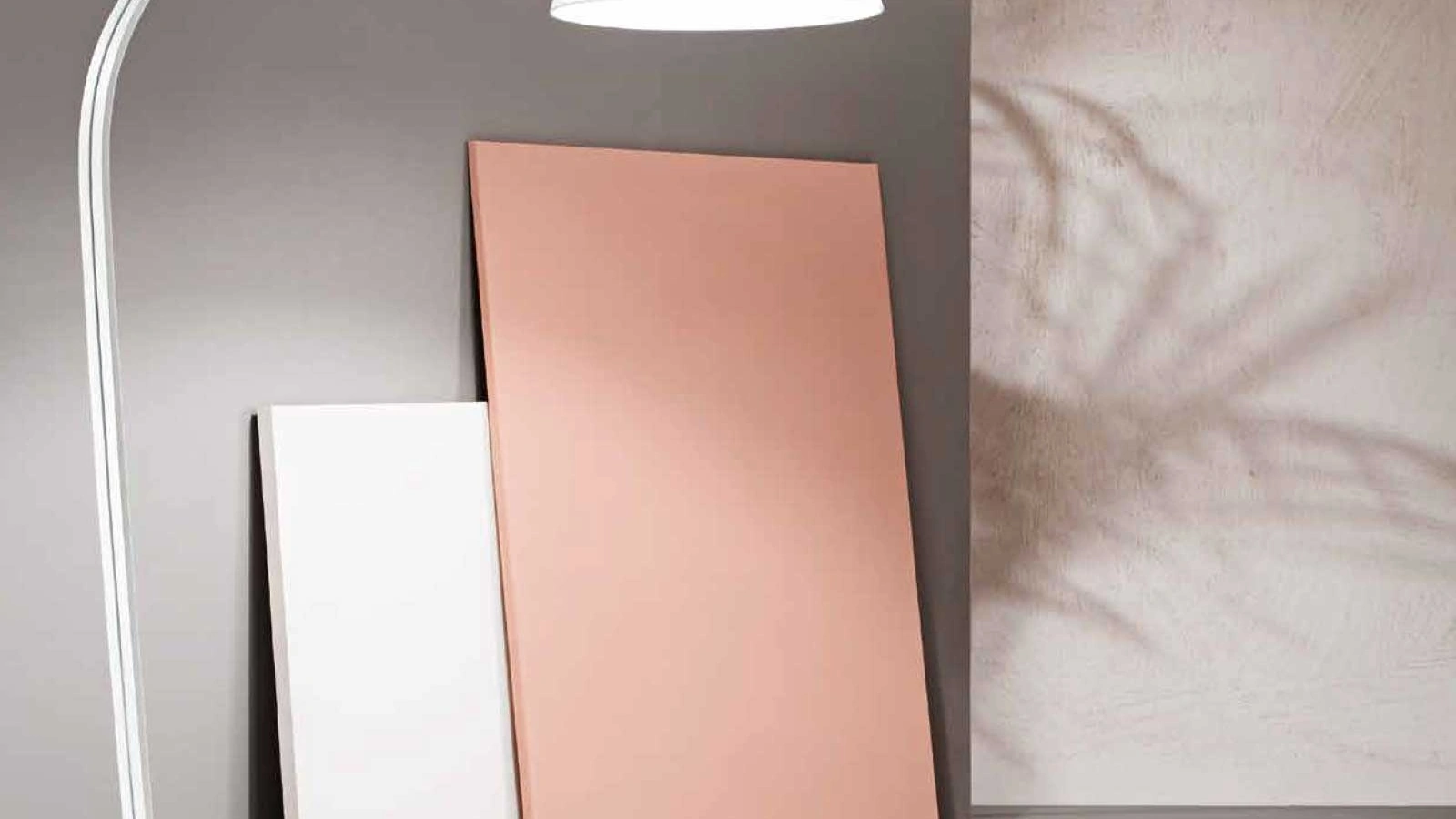 Lampada da terra Liana con struttura in metallo e paralume in PVC rivestito in tessuto di Ondaluce