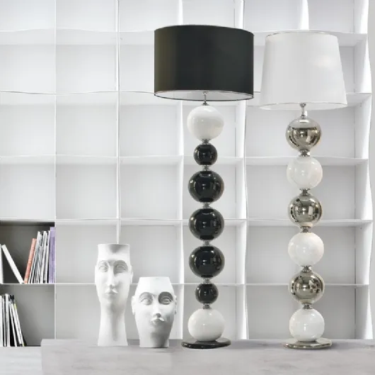 Lampada da terra in tessuto bianco o nero e in ceramica smaltata biancoe platino o nero e platino Pearl Floor di Adriani e Rossi
