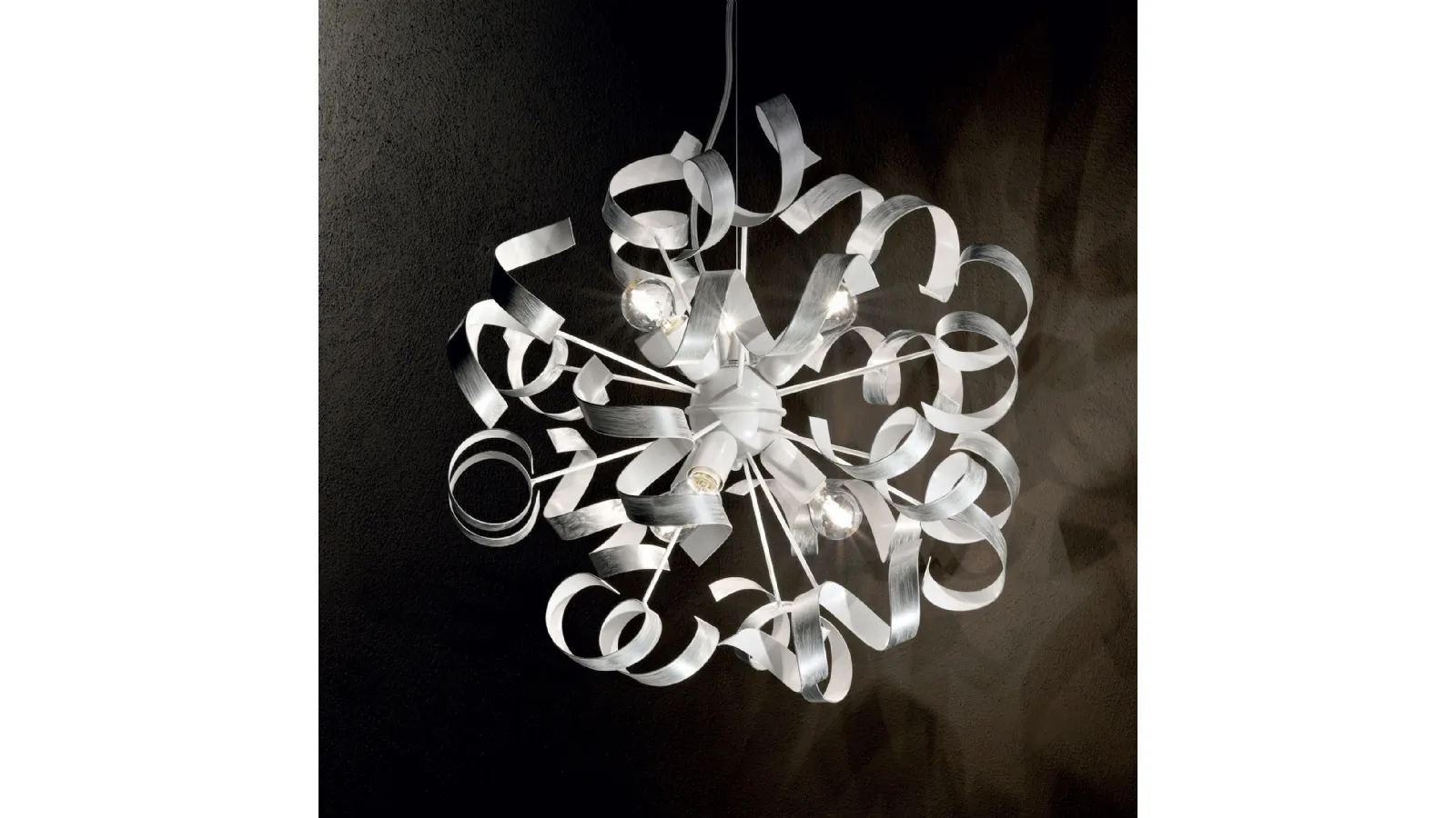 Lampada a sospensione Vortex in metallo verniciato bianco opaco con elementi decorativi in metallo dipinti a mano in argento di Ideal Lux