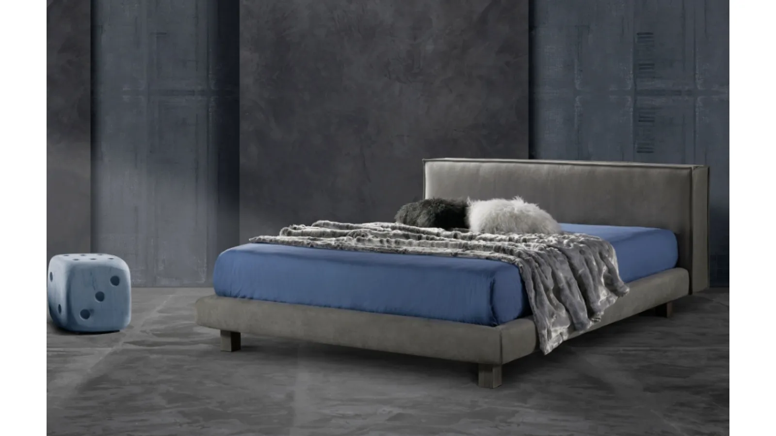 Letto con testiera e giroletto imbottiti dalle linee moderne Sullivan di ExcòLetto con testiera e giroletto imbottiti dalle linee moderne Sullivan di Excò