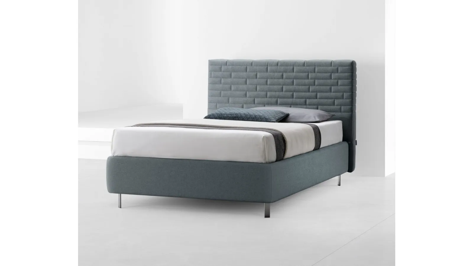 Letto Wall Thin Young a una piazza e mezza con testiera trapuntata dal design a mattoni di Stilfar Italia