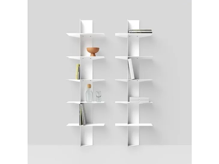 Libreria da parete realizzata con ripiani in alluminio e colonna in acciaio verniciatoLift di Pezzani