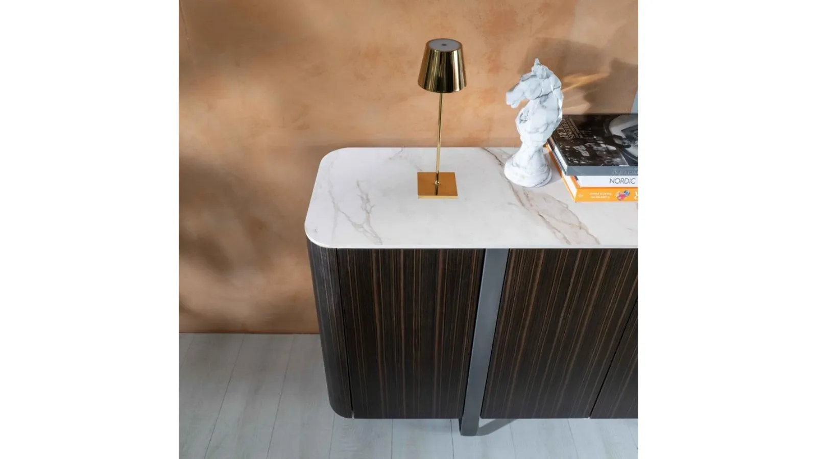 Madia Andromeda in MDF impiallacciato con finitura Ebano con top in ceramica marmo Calacatta Oro di Stones