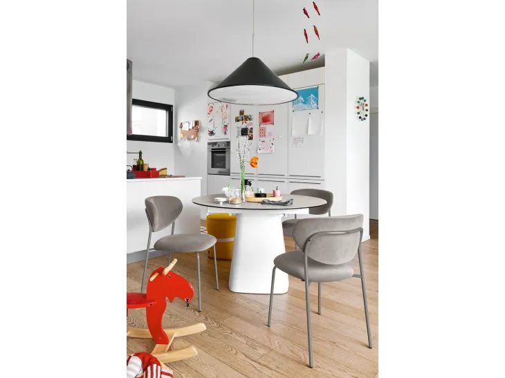 Sedia in tessuto imbottito con struttura in metallo ottone verniciato Cozy di Connubia