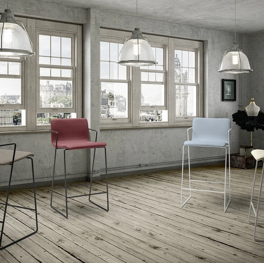 Sgabello Fluid C rivestito in tessuto o ecopelle con struttura in metallo di Zamagna