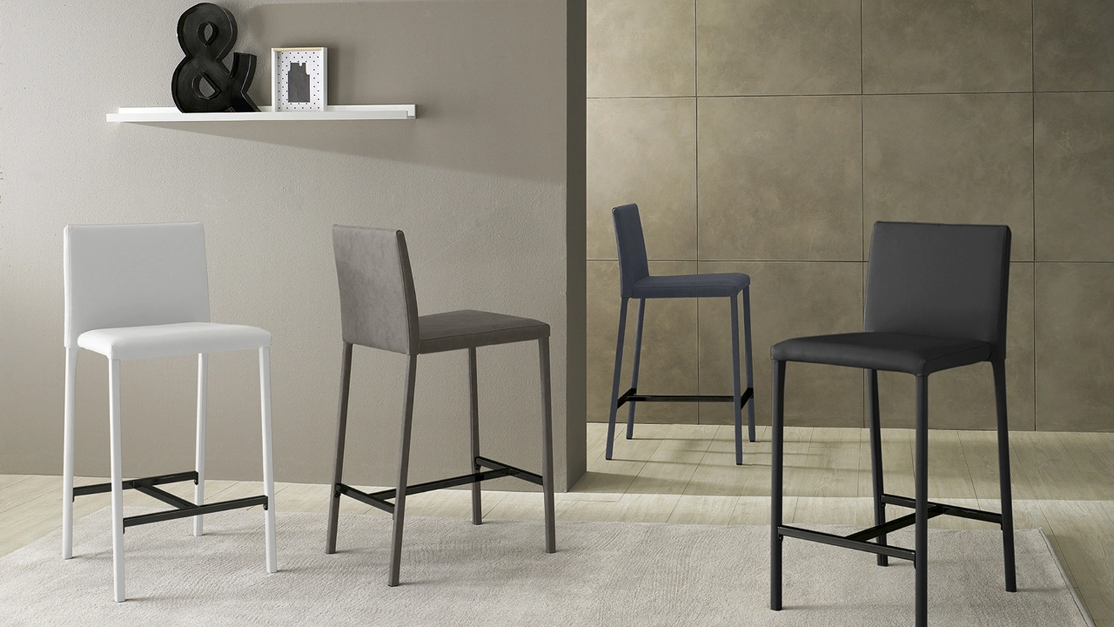 Sgabello Kids C con struttura in metallo completamente rivestito in ecopelle di Zamagna