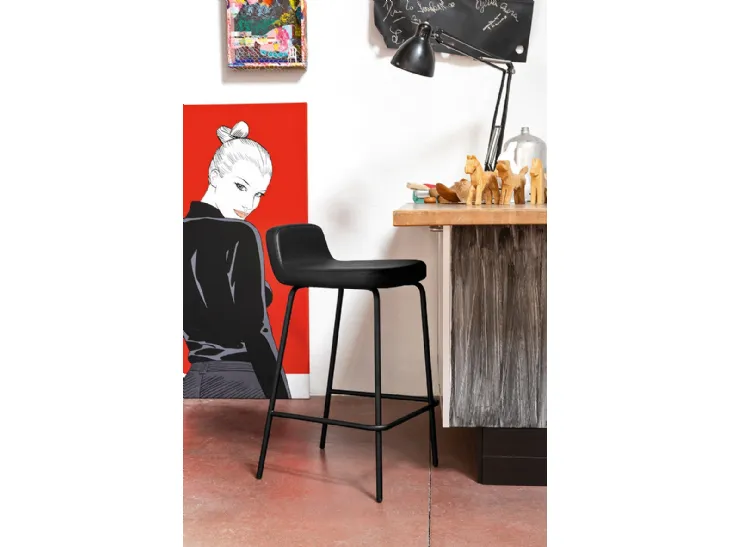 Sgabello in ecopelle con gambe in metallo Riley di Connubia