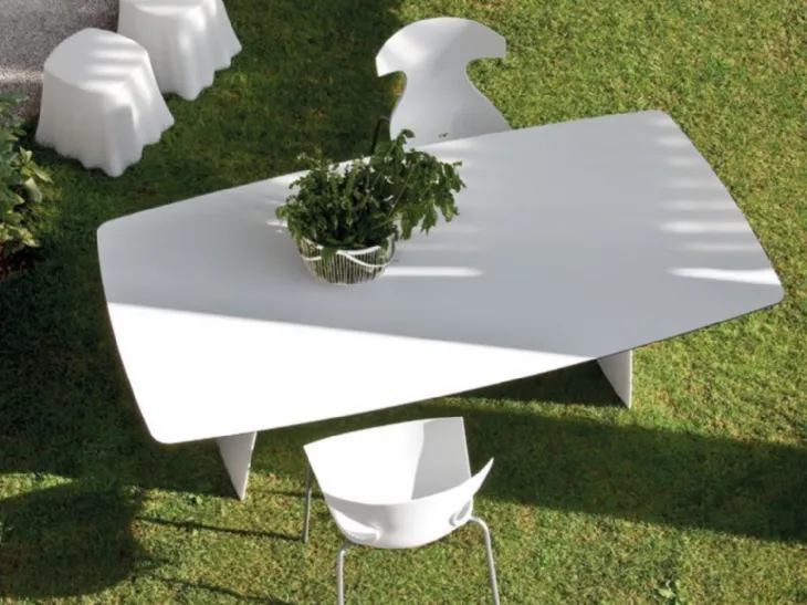 Tavolo moderno in laminato con base in polietilene Stone di Domitalia