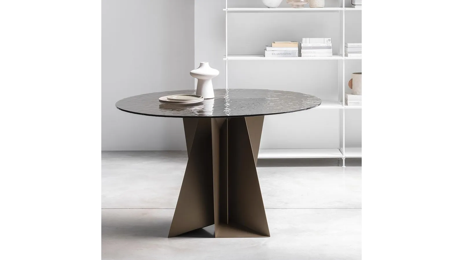 Tavolo rotondo Monolith con top in vetro di Pezzani