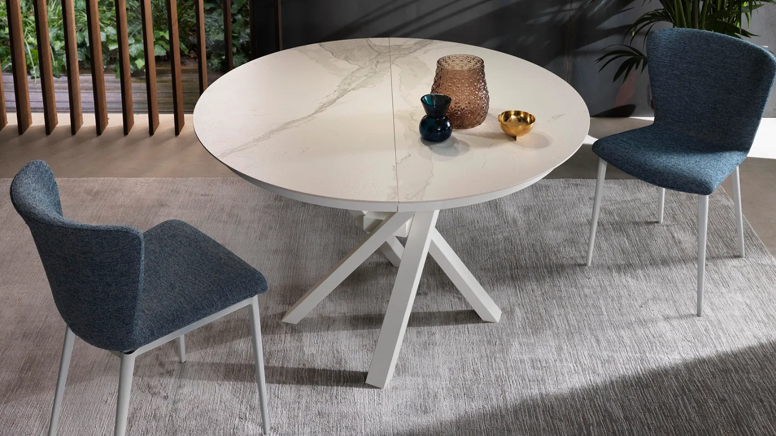 Tavolo allungabile Shangai Round con top in ceramica e base in alluminio verniciato di Riflessi