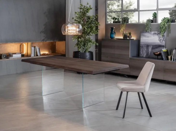 Tavolo allungabile con top in legno di rovere termocotto e gambe in vetro temprato extratrasparente Snooker di Stones