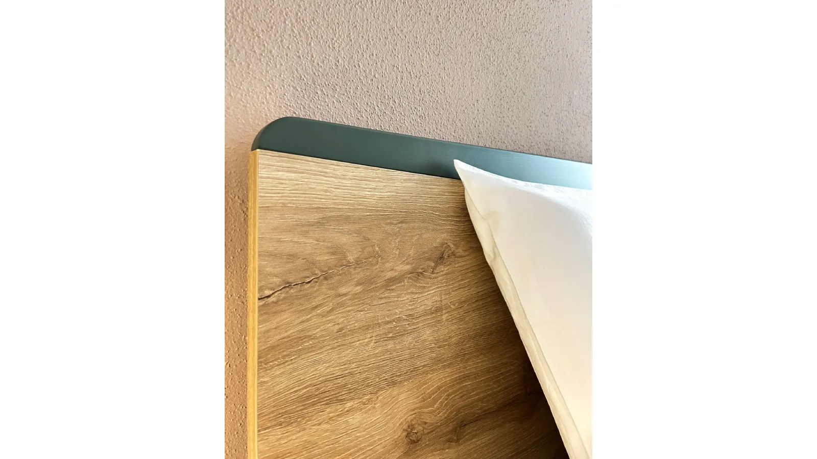 Un Rifugio di Benessere tra Legno e Verde Salvia