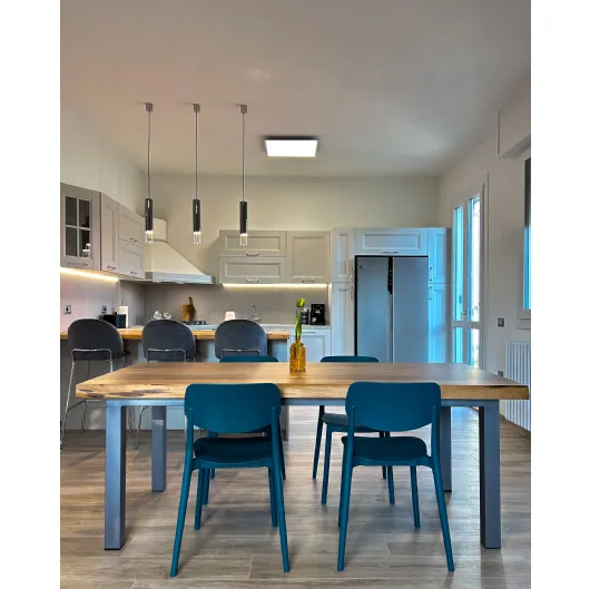 Eleganza Contemporanea: Il Dialogo tra Telaio e Materia