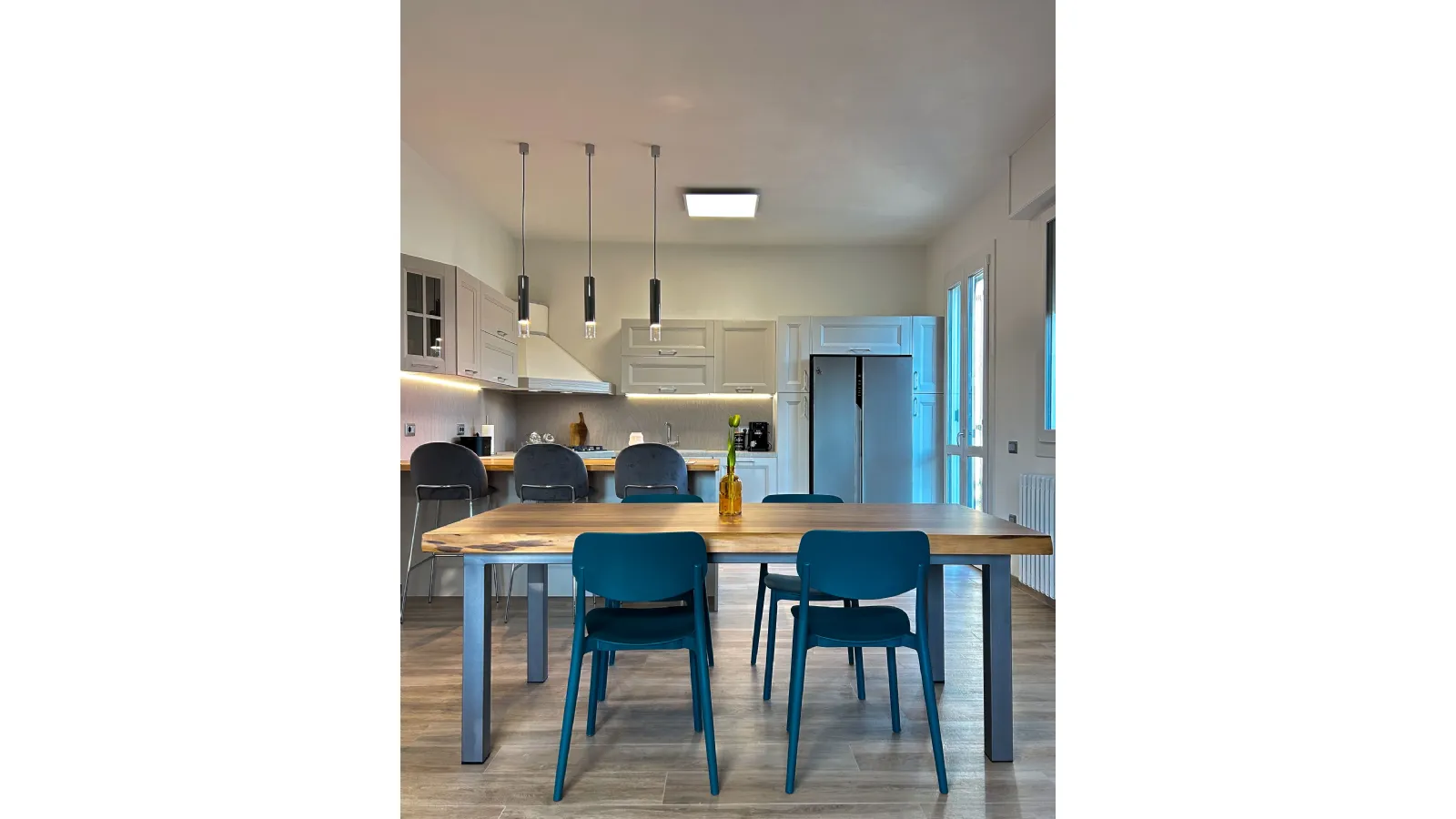 Eleganza Contemporanea: Il Dialogo tra Telaio e Materia