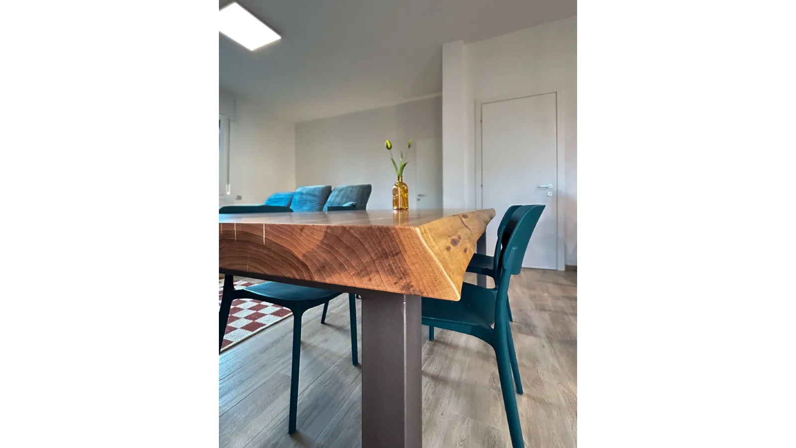 Eleganza Contemporanea: Il Dialogo tra Telaio e Materia