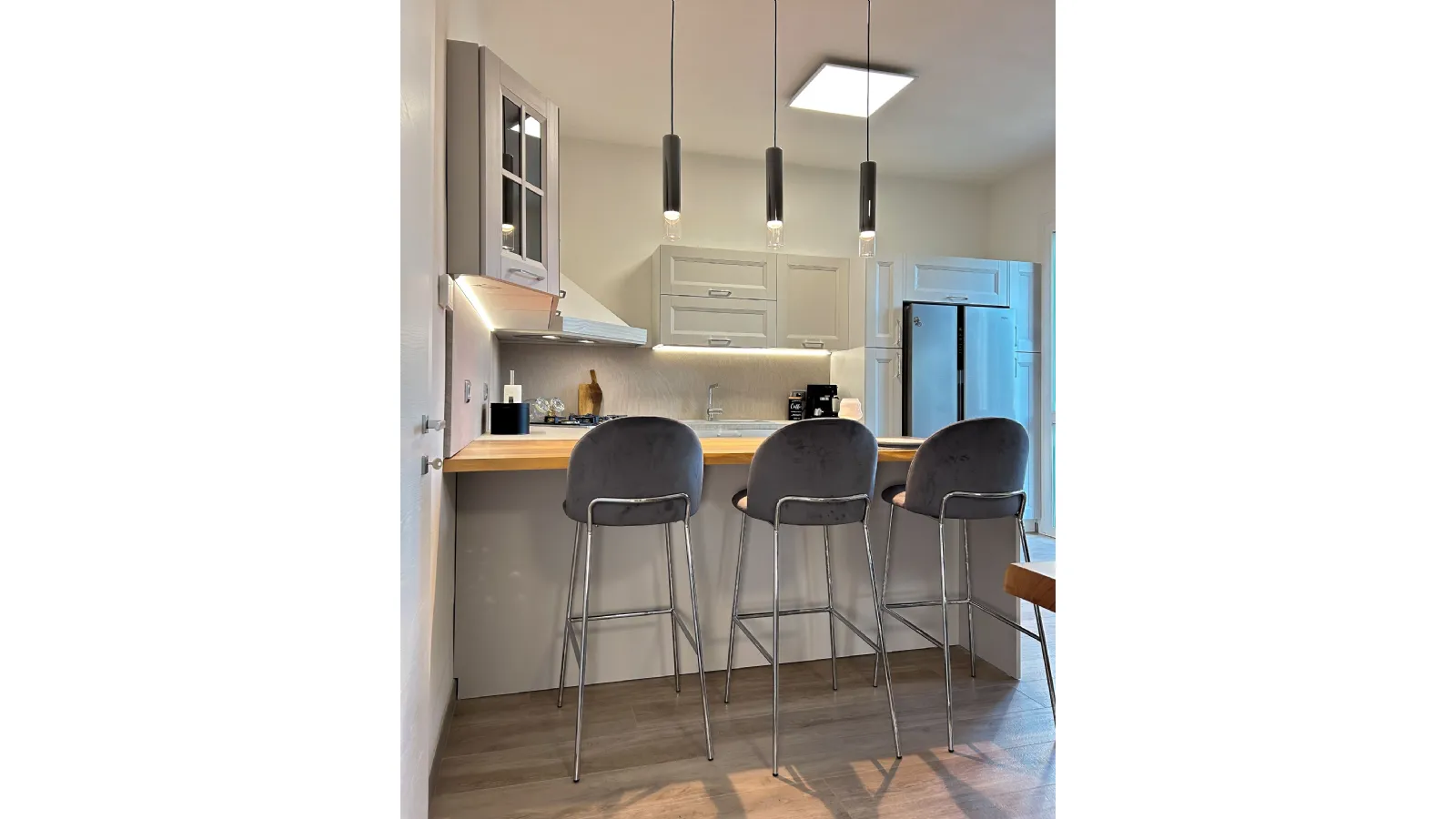 Eleganza Contemporanea: Il Dialogo tra Telaio e Materia