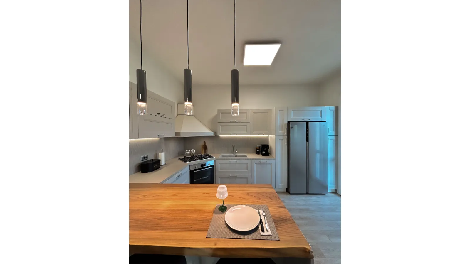 Eleganza Contemporanea: Il Dialogo tra Telaio e Materia