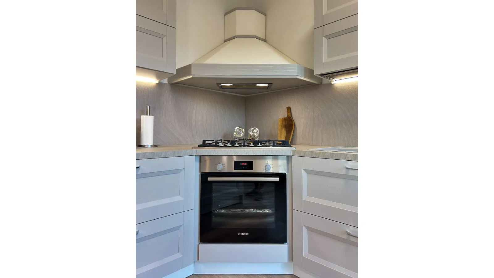 Eleganza Contemporanea: Il Dialogo tra Telaio e Materia