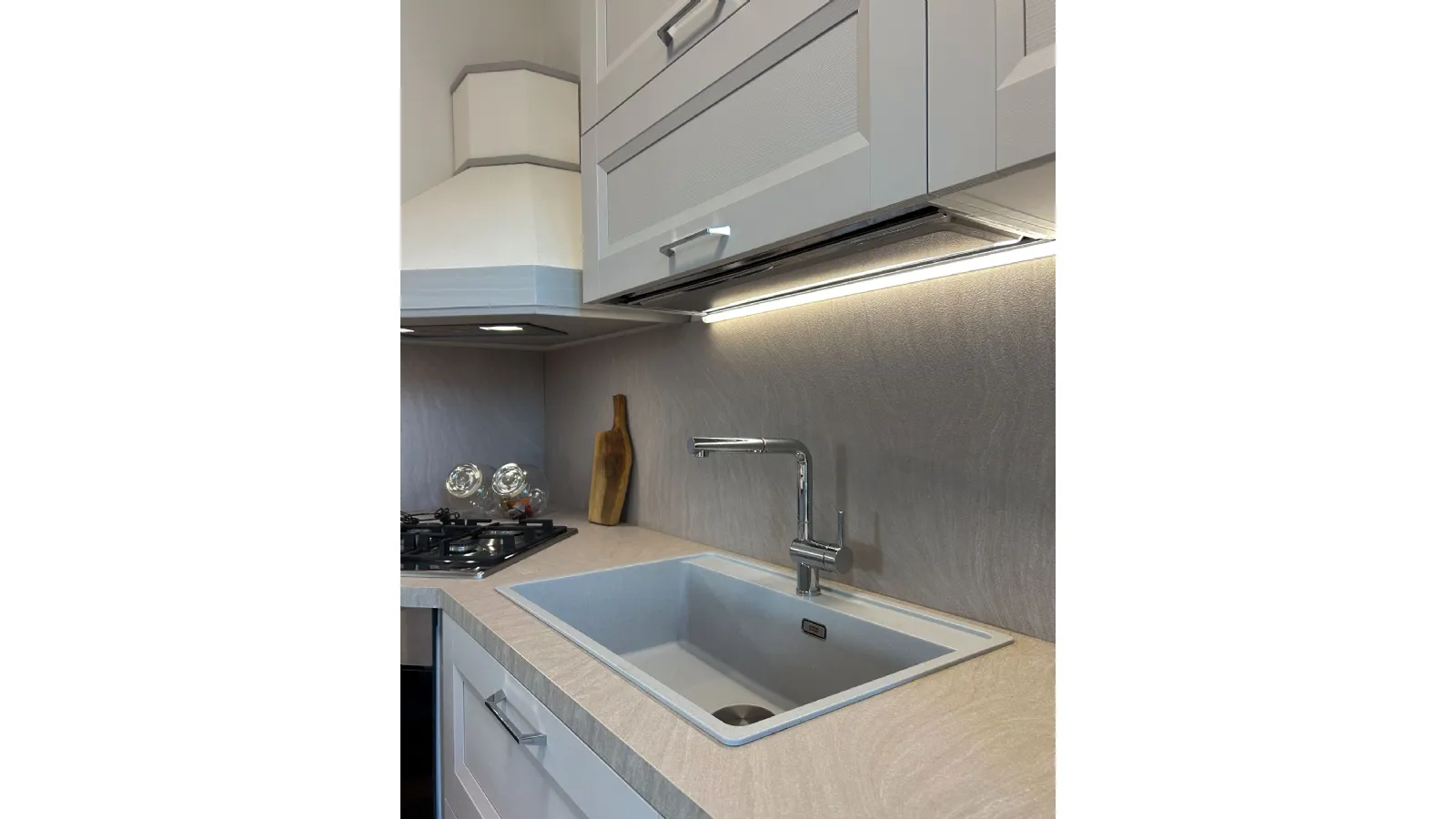 Eleganza Contemporanea: Il Dialogo tra Telaio e Materia