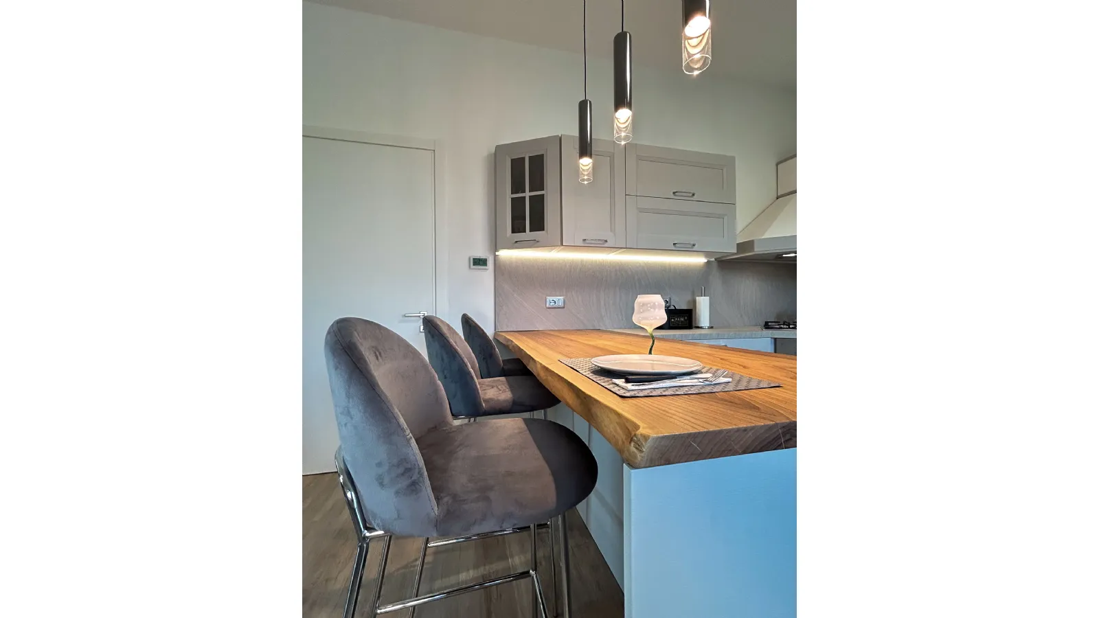 Eleganza Contemporanea: Il Dialogo tra Telaio e Materia