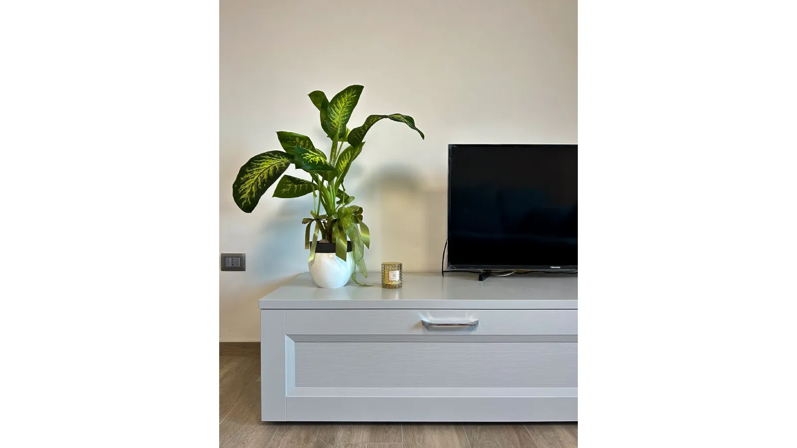 Eleganza Contemporanea: Il Dialogo tra Telaio e Materia