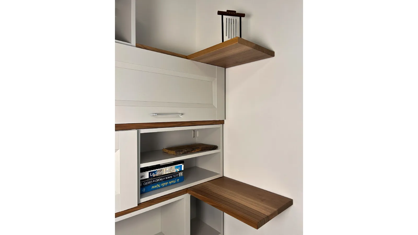 Eleganza Contemporanea: Il Dialogo tra Telaio e Materia