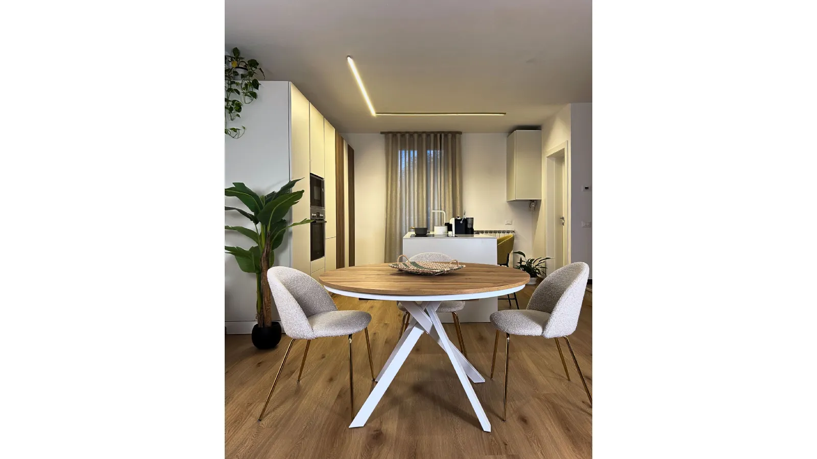 L'Armonia del Bianco e del Legno: Un Open Space d'Autore