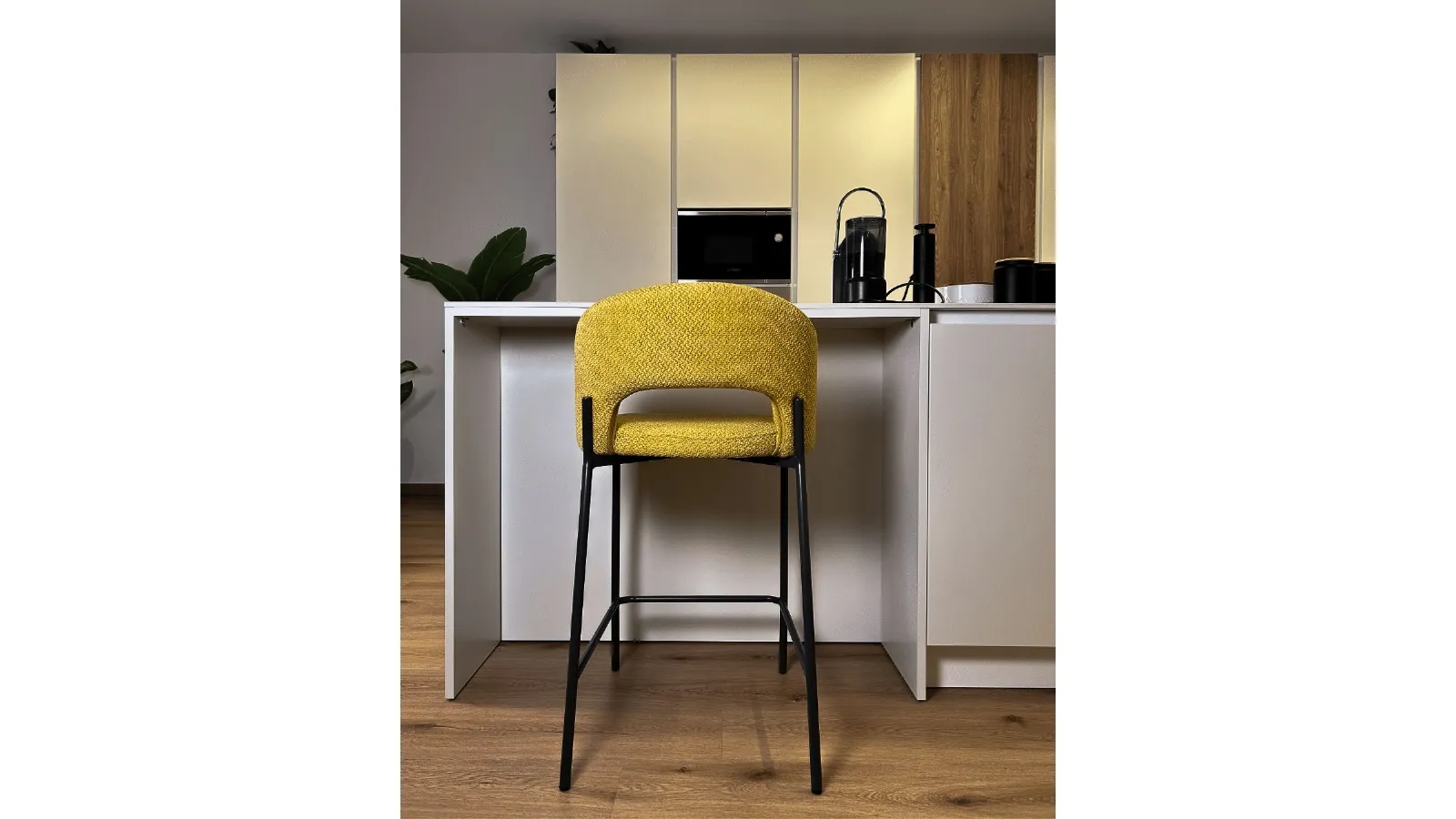 L'Armonia del Bianco e del Legno: Un Open Space d'Autore