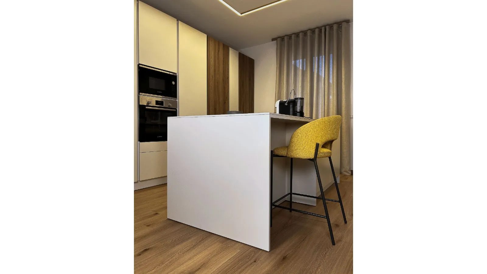 L'Armonia del Bianco e del Legno: Un Open Space d'Autore