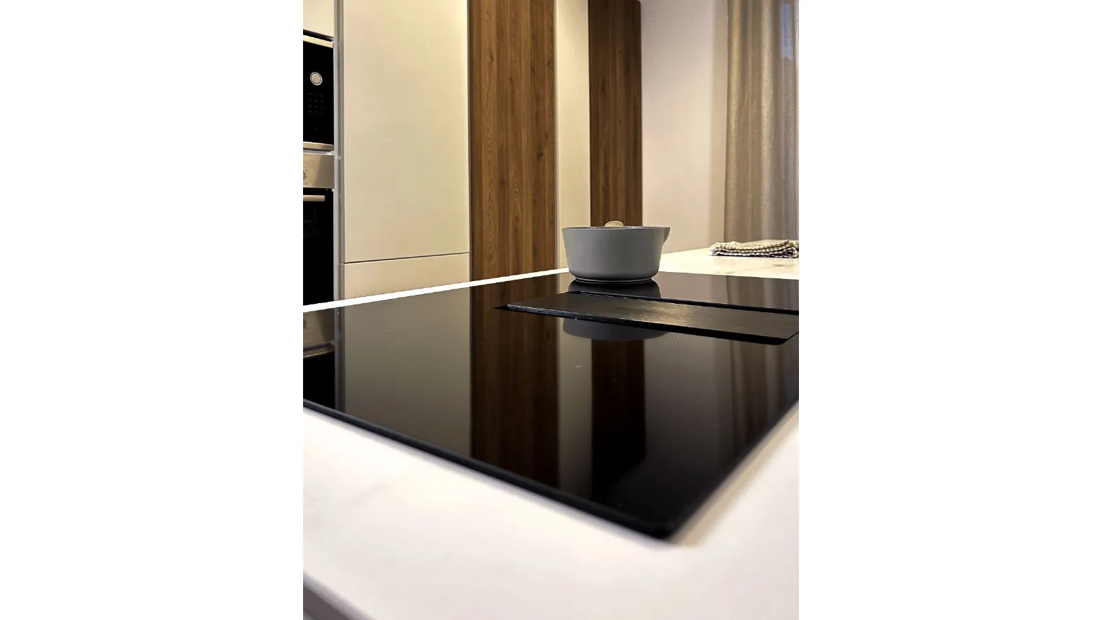 L'Armonia del Bianco e del Legno: Un Open Space d'Autore