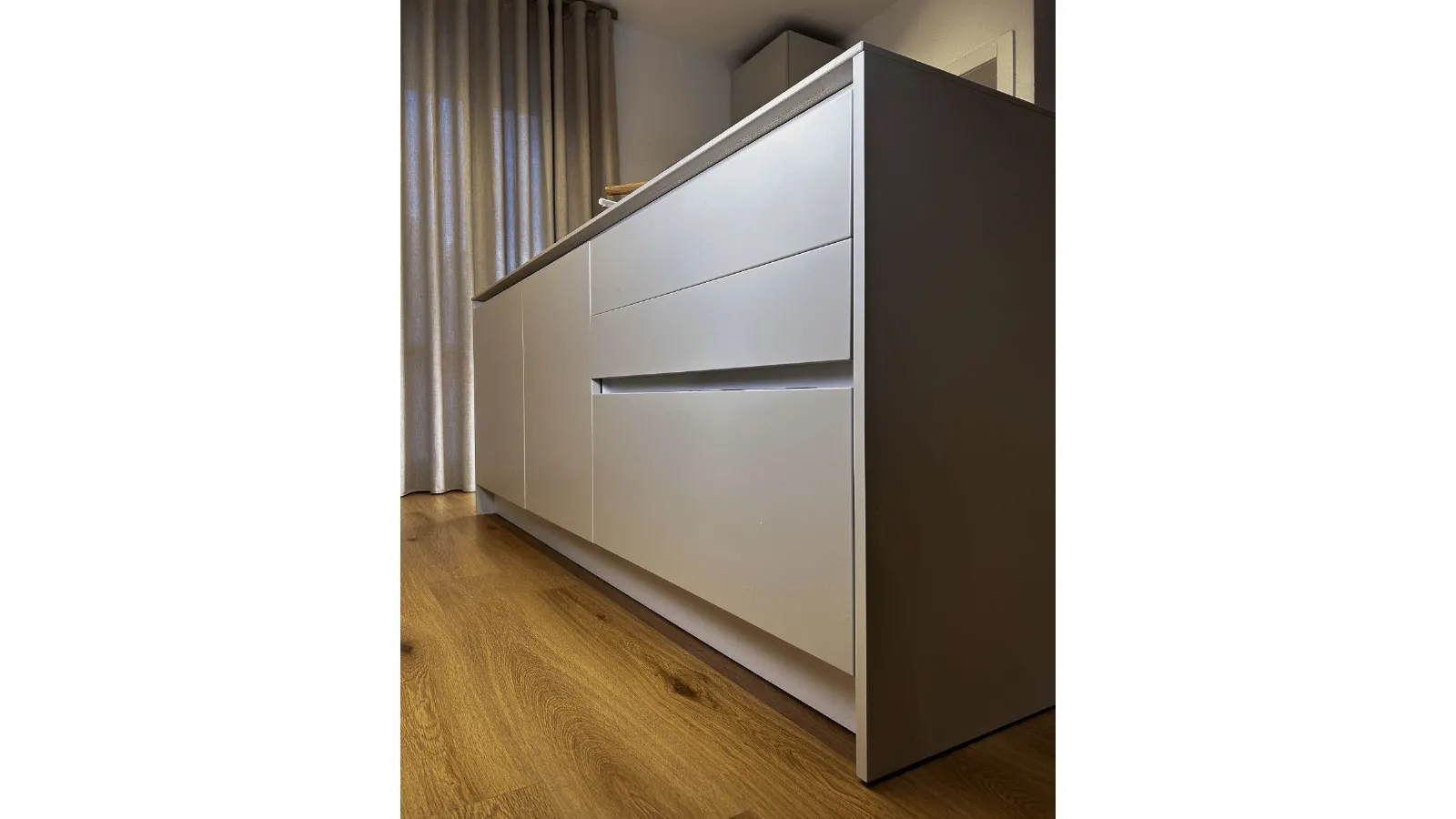 L'Armonia del Bianco e del Legno: Un Open Space d'Autore