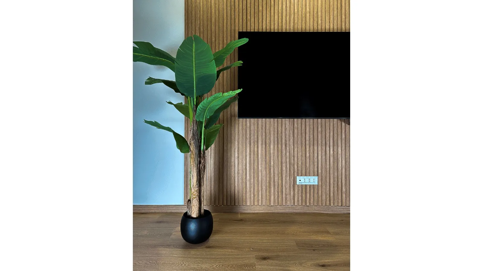 L'Armonia del Bianco e del Legno: Un Open Space d'Autore