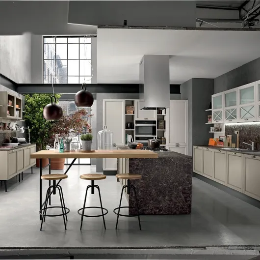Cucina Classica con isola Sinfonia 06 in laccato Grigio Sabbia anticato di Colombini Casa Artec