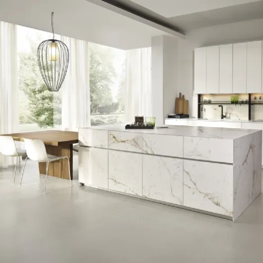 Cucina Design Giza in laccato con isola in ceramica di Maistri