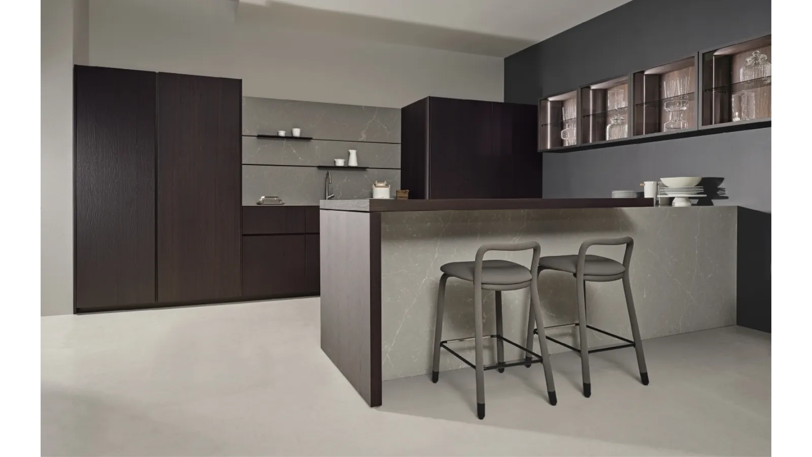 Cucina Design con penisola Giza in legno e ceramica di Maistri