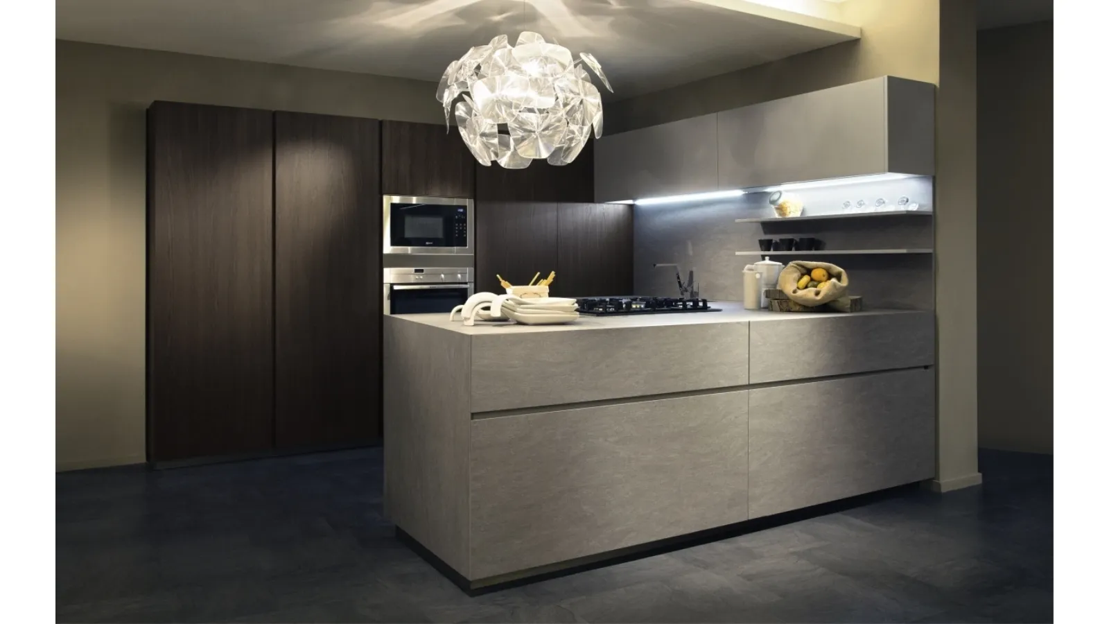 Cucina Design con penisola Giza in legno e ceramica di Maistri