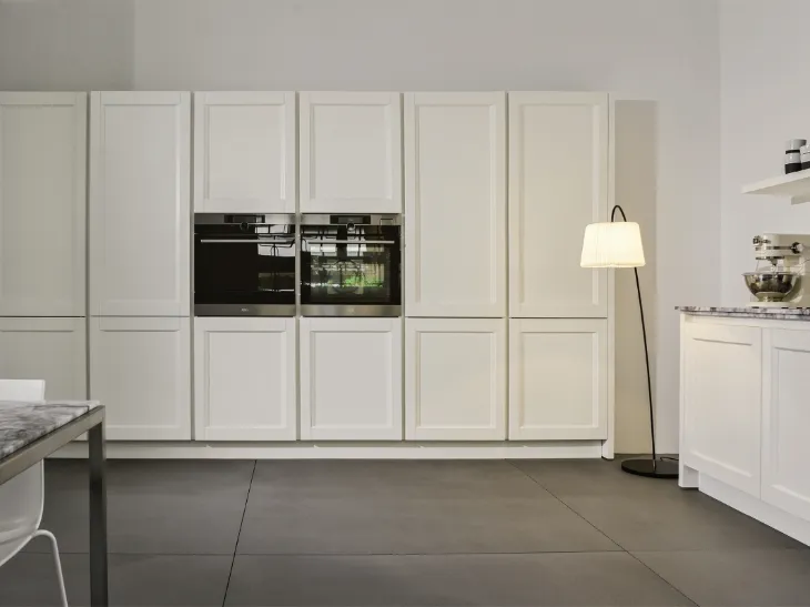 Cucina Design in laccato bianco con colonne a muroTabia 01 di Maistri