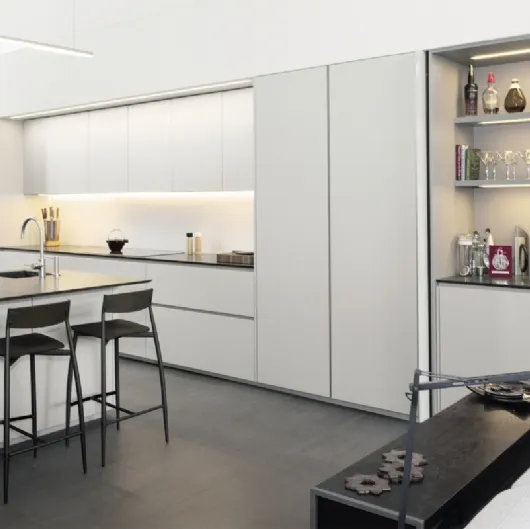 Cucina Design con isola Viva in laccato di Maistri