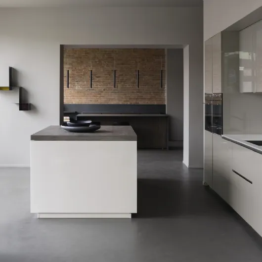 Cucina Design con isola Viva 07 in laccato lucido di Maistri